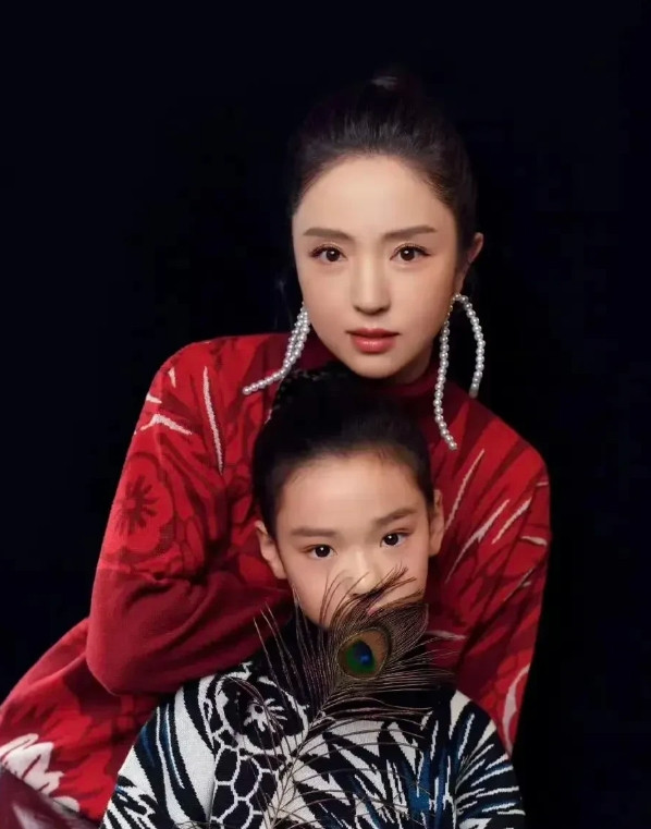 我不了解董璇，可能是因为她这种面相不是我喜欢的那种明星类型吧？包括她母亲的面相，