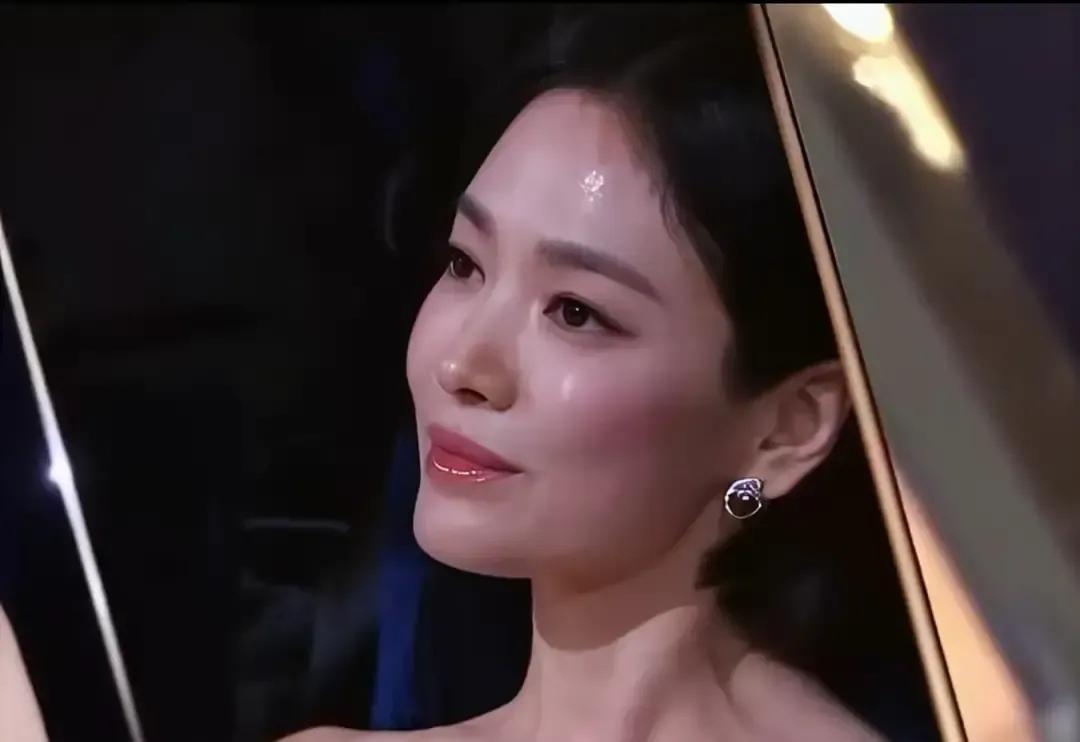 宋慧乔一袭银裙走上红毯，镜头怼脸也挑不出褶子，结果颁奖礼结束，影后奖杯被孙艺珍抱
