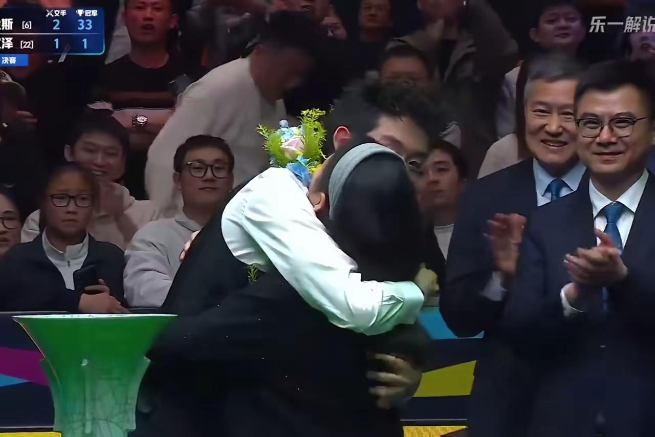 吴宜泽夺冠了，儿子的冠军，亦是父母的冠军。我看到吴父泪眼婆娑，看到吴母克制喜悦。