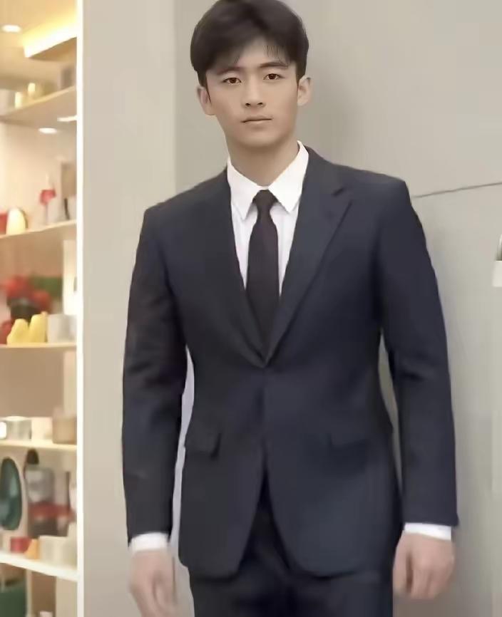 18岁的谢振轩，早就用成年男人的担当，活成了母亲张柏芝的避风港。见过法庭外硬挡记