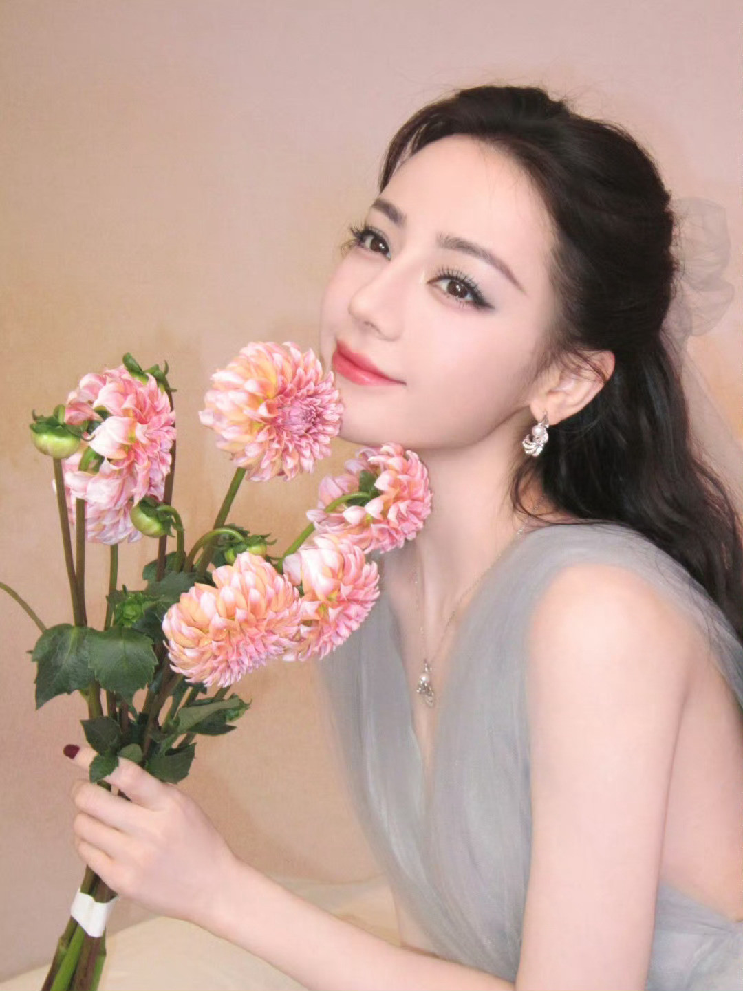 迪丽热巴非凡热新鲜花絮图迪丽热巴姐姐的梦幻瞬间迪丽热巴非凡热新鲜花絮图，美晕了