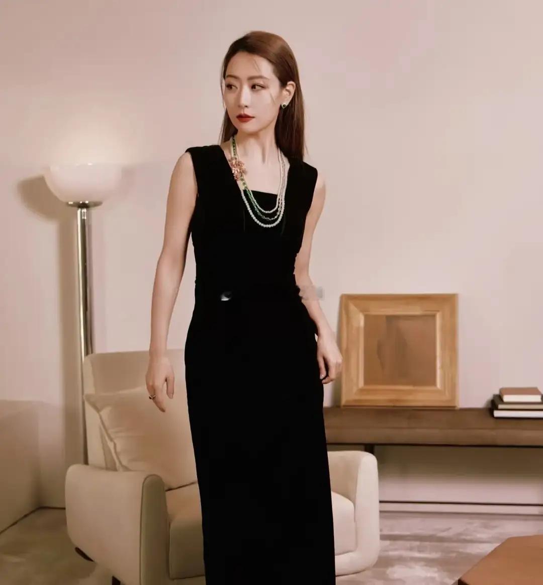 白冰亮相英皇珠宝剪彩活动，状态好到让人惊艳，一身装扮优雅动人，仿佛当年的玉漱公主