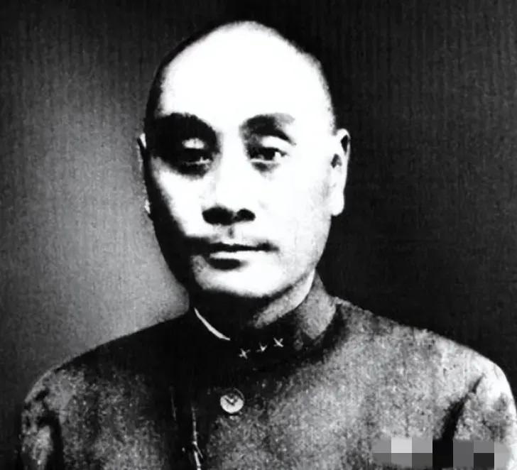 1949年，国军上将潘文华决定起义，却发现七姨太是特务，为了不打草惊蛇，他对七姨