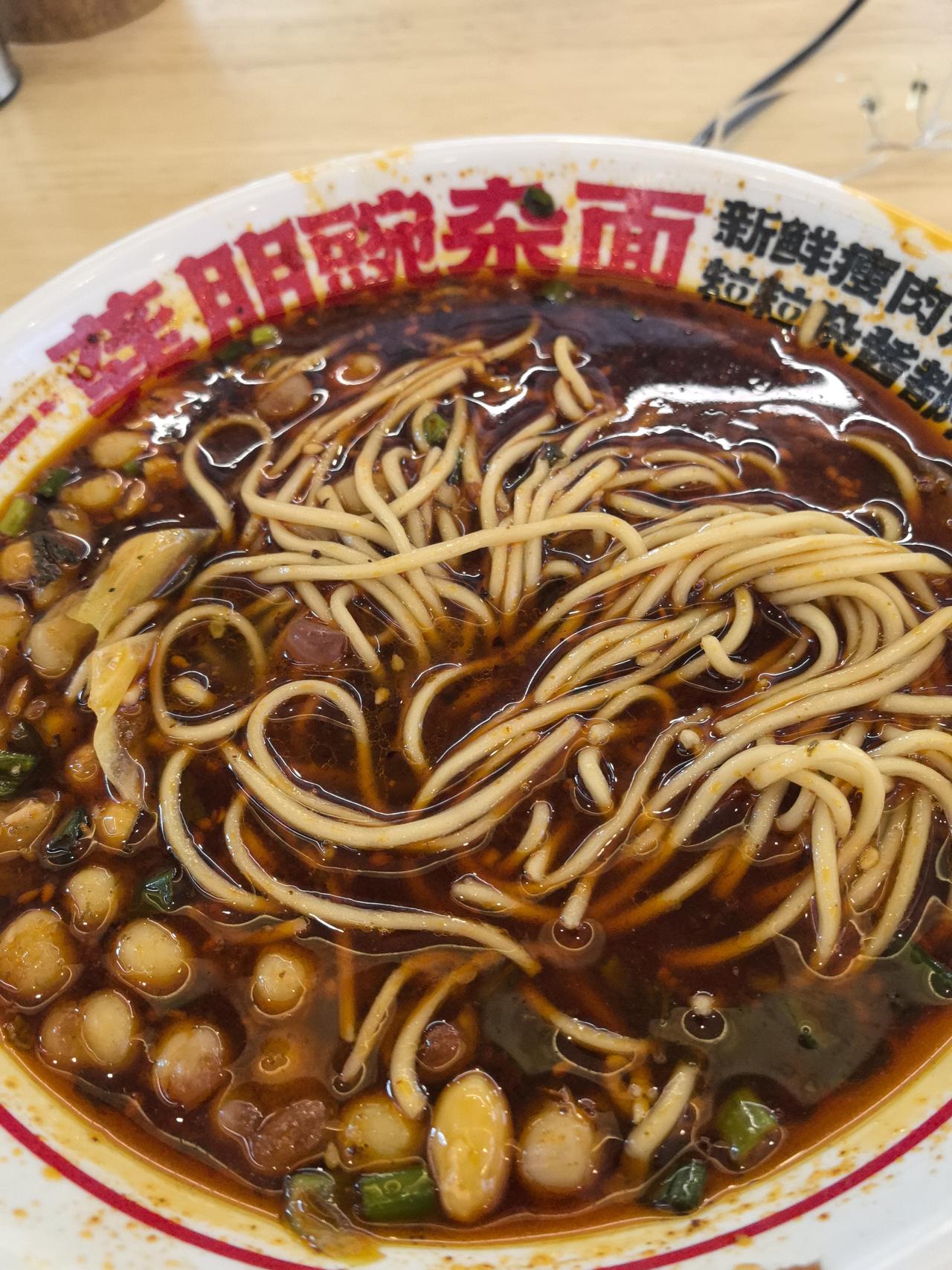 成都，早餐来一碗豌杂面，7.8元，美团团的。二两面，口感扎实，还配了几片莲花白