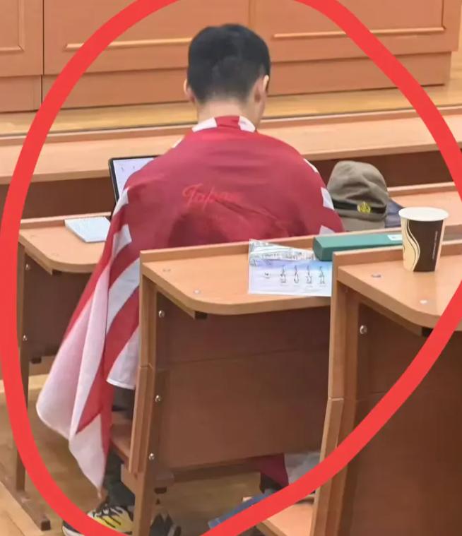 一名中国南京留学生，披着日本旭日旗、带着日本军帽，参加俄罗斯莫斯科国立大学历史系