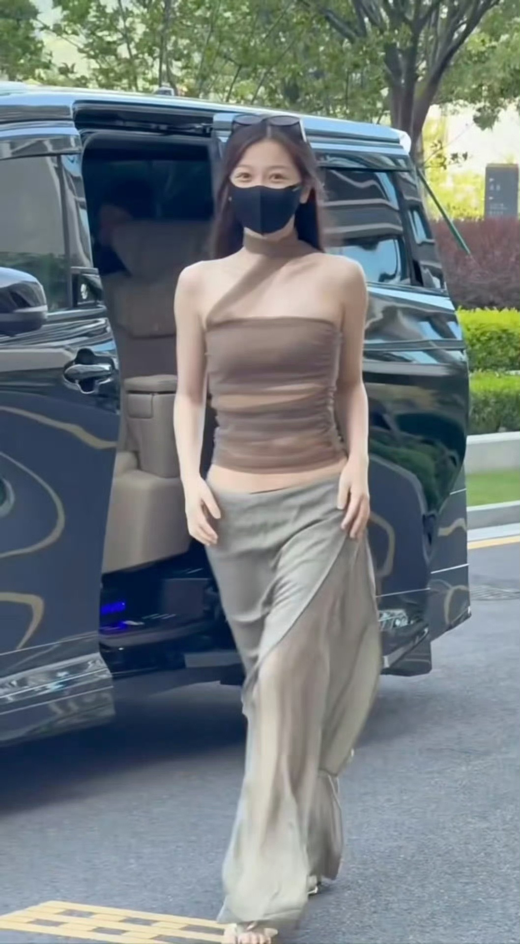 虞书欣全世界正数第一会穿搭妥妥内娱私服天花板！横店通勤直接走出时装周质感，十几