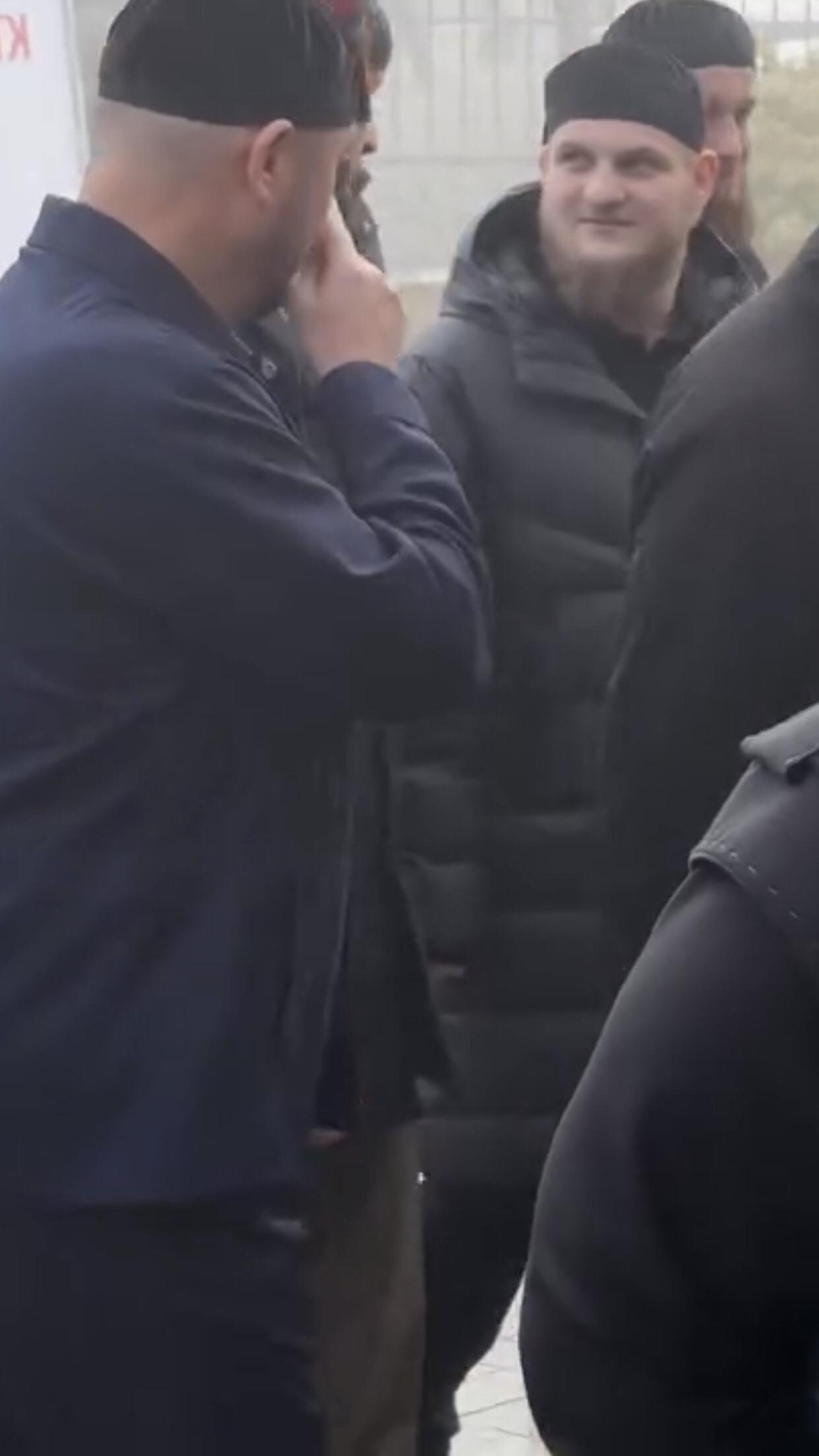 摄影团队拍摄的艾哈迈德。如果说小卡长的又老又年轻的话，艾哈迈德可能就是...