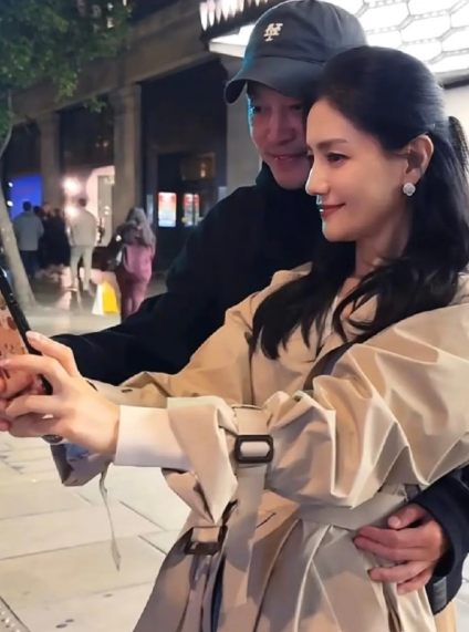 两人结婚十多年，还能够如此恩爱，真的是令人羡慕，并且郎才女貌，特别是男方健身减重