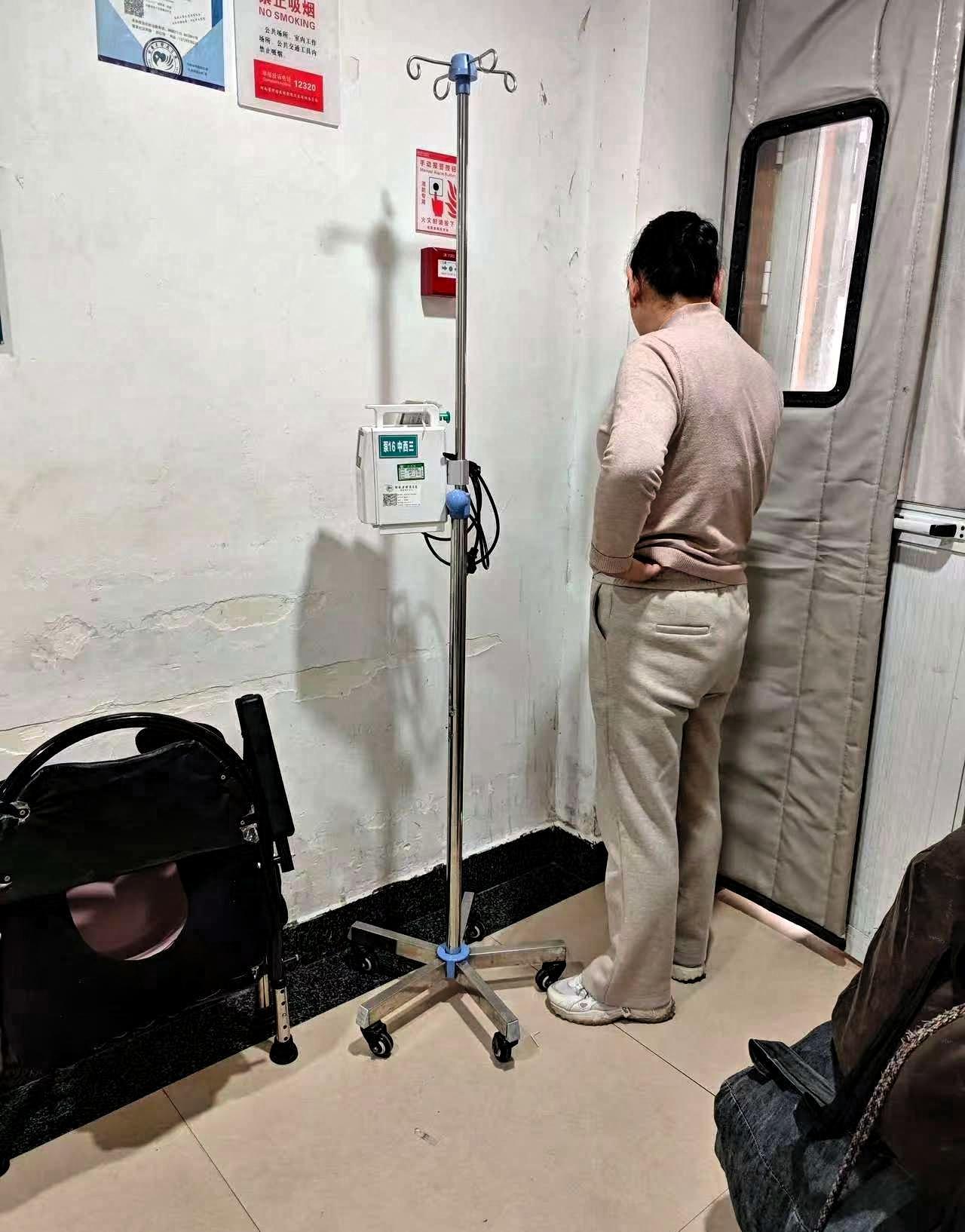 一年轻女子躲在医院无人角落里放声大哭，原来是因为她给父亲倒的水有点热，患肺腺