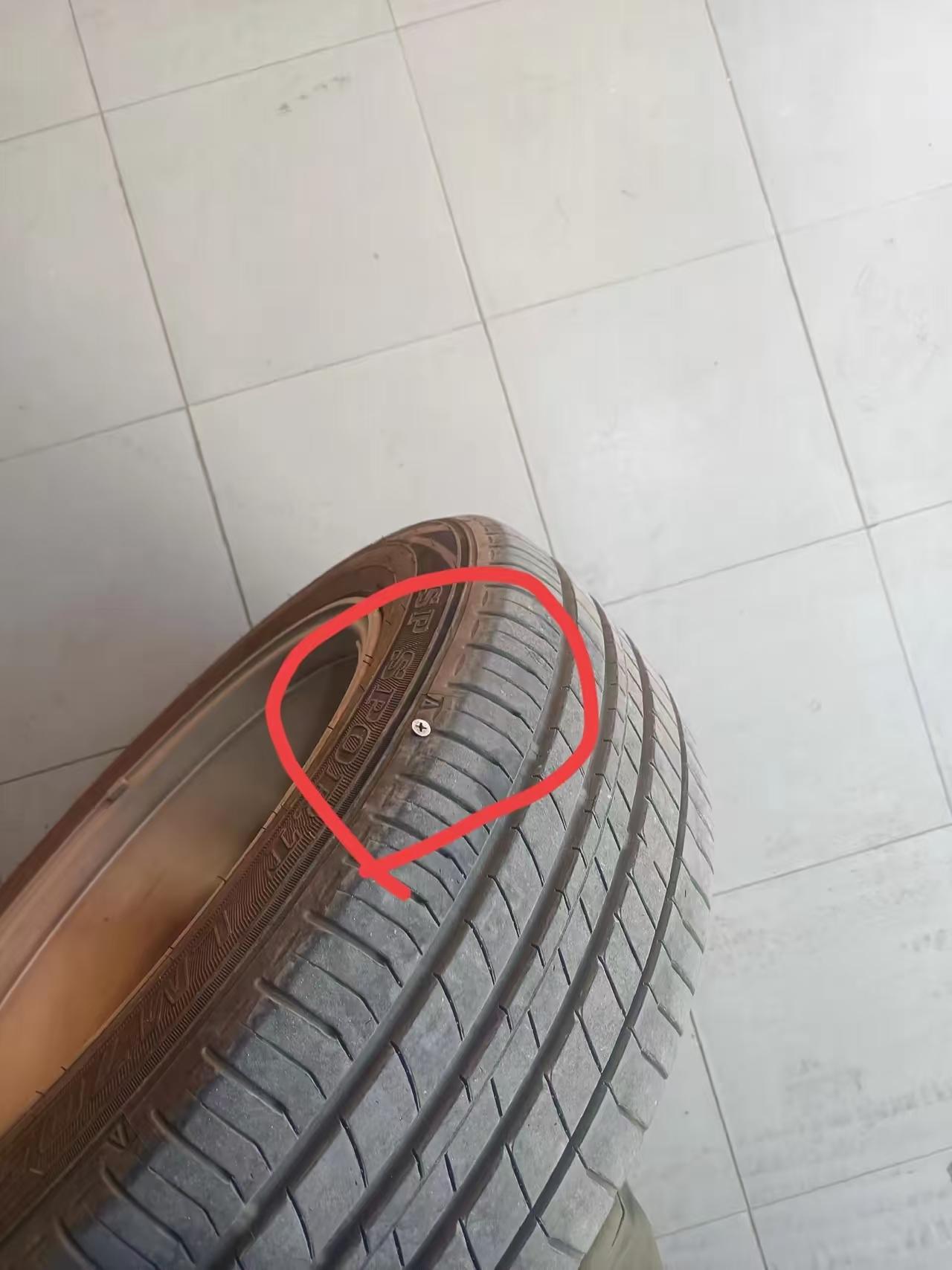 碰到这样的轮胎，还是老老实实报废吧。这轮胎也是倒霉。刚买了没几个月，结果就在侧