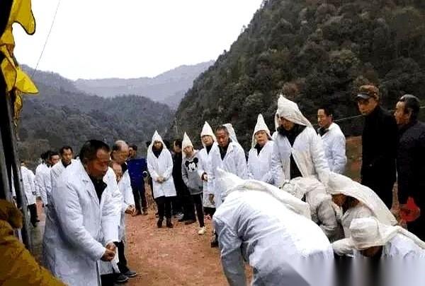 我跟你说，今天真给我上了一课。二婶出殡，我那堂弟，磕头的时候，就给三个舅舅磕了