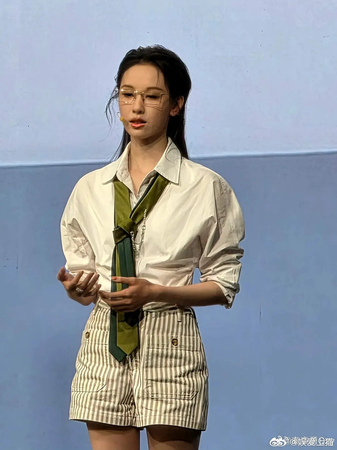 陈都灵活动生图，状态不太行啊这次，感觉头发都油了