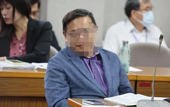 靠背哥把在台中罢免的失败归咎于“台中人太在乎米米”，因为担心大罢免成功，普发1万