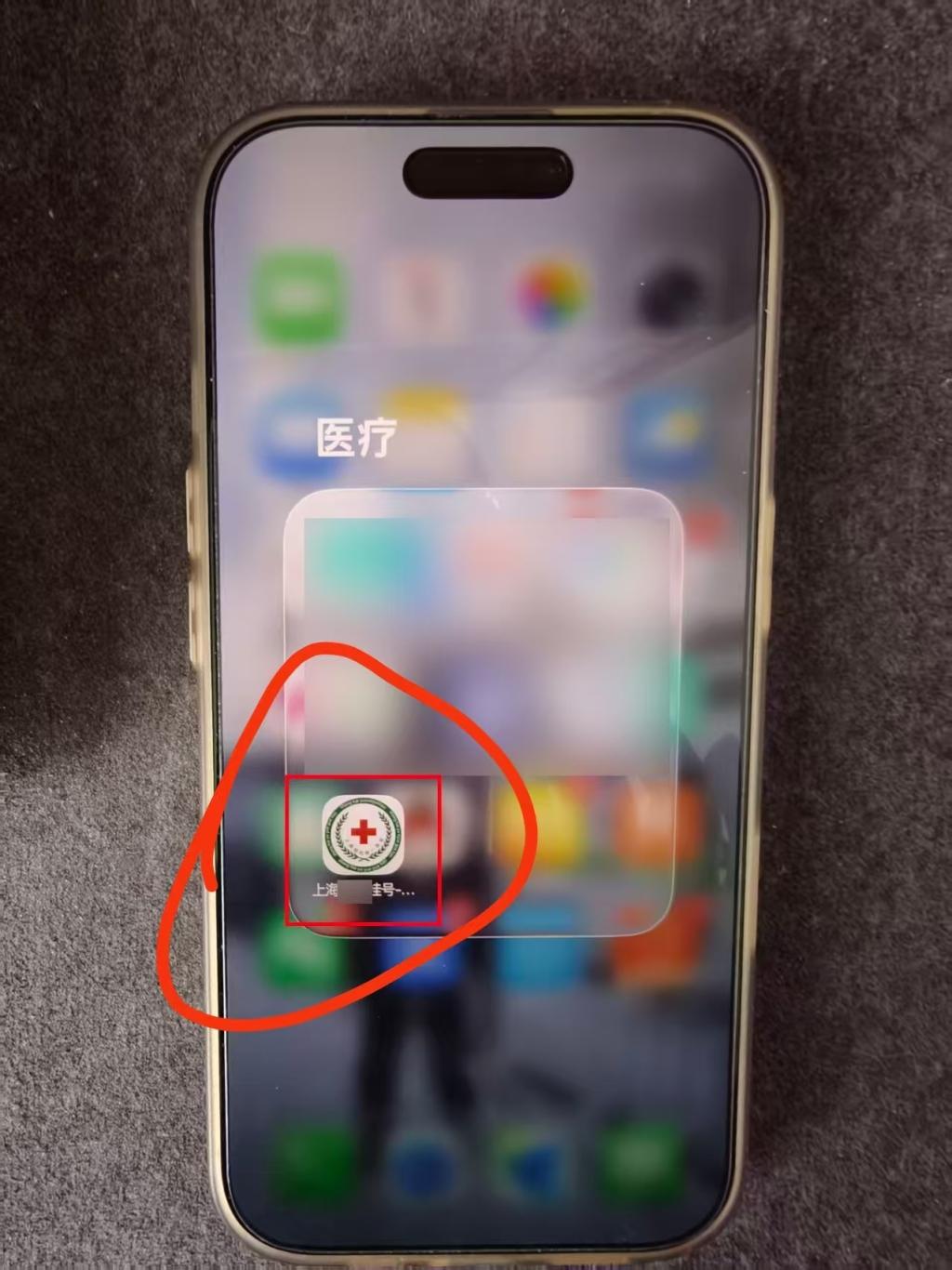 医院专家号，现在很多地方是一号难求。尤其三甲医院，号一放出来，几分钟就没了。