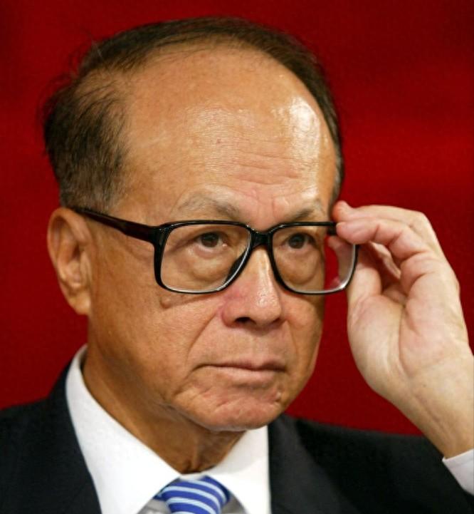 中国不挽留，美国不收留，被夹在中间的李嘉诚，终于玩不转了！这位曾经的“李超人