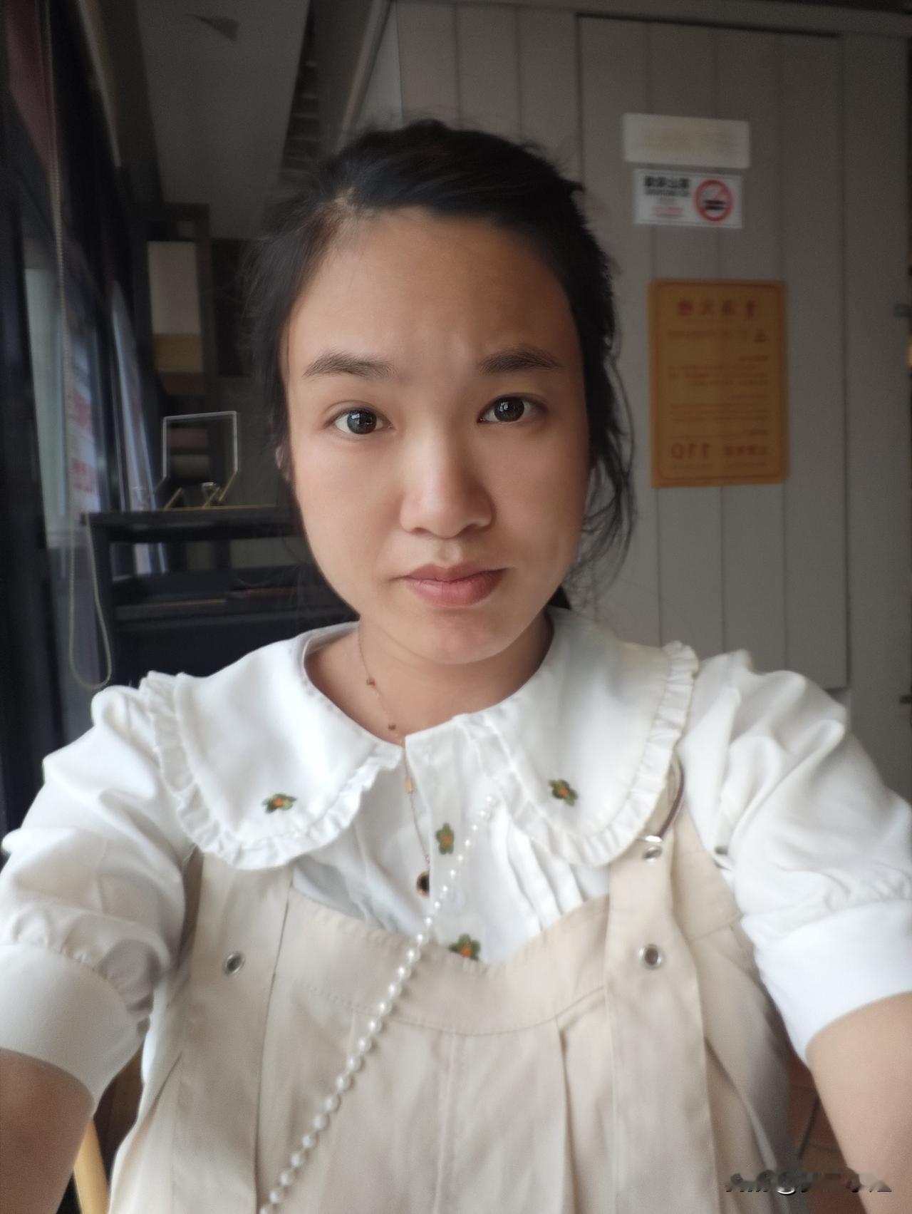 我想了想他一天在外面跑来跑去，我就不要了，我说送我回东海百货去肯德基坐一会，雨停