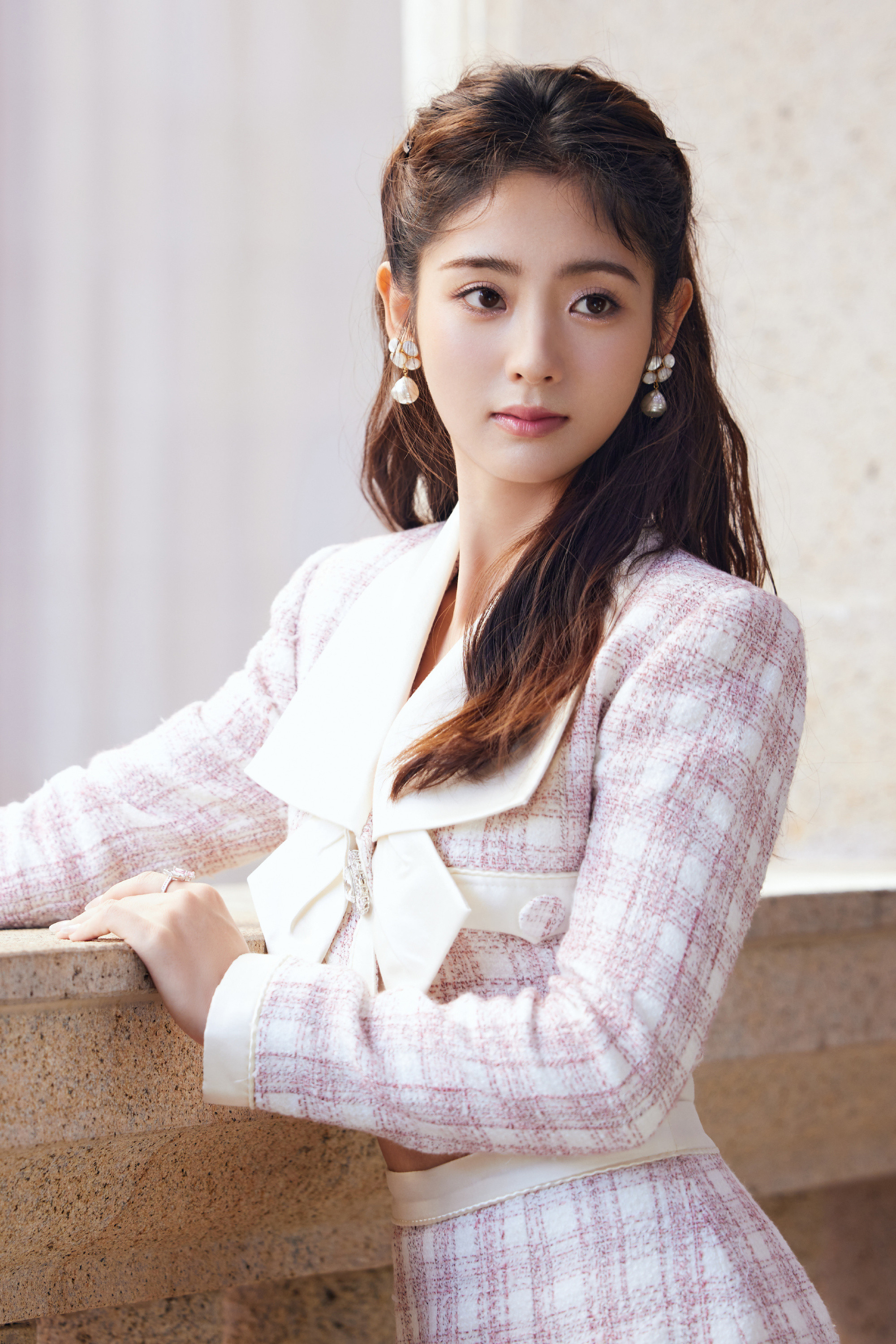 邢菲少女感千金妆，格纹小香风套裙造型好美​​​