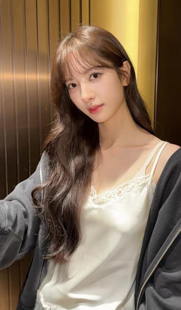 你心中的美女啥模样美女一定要漂亮，身材比例好