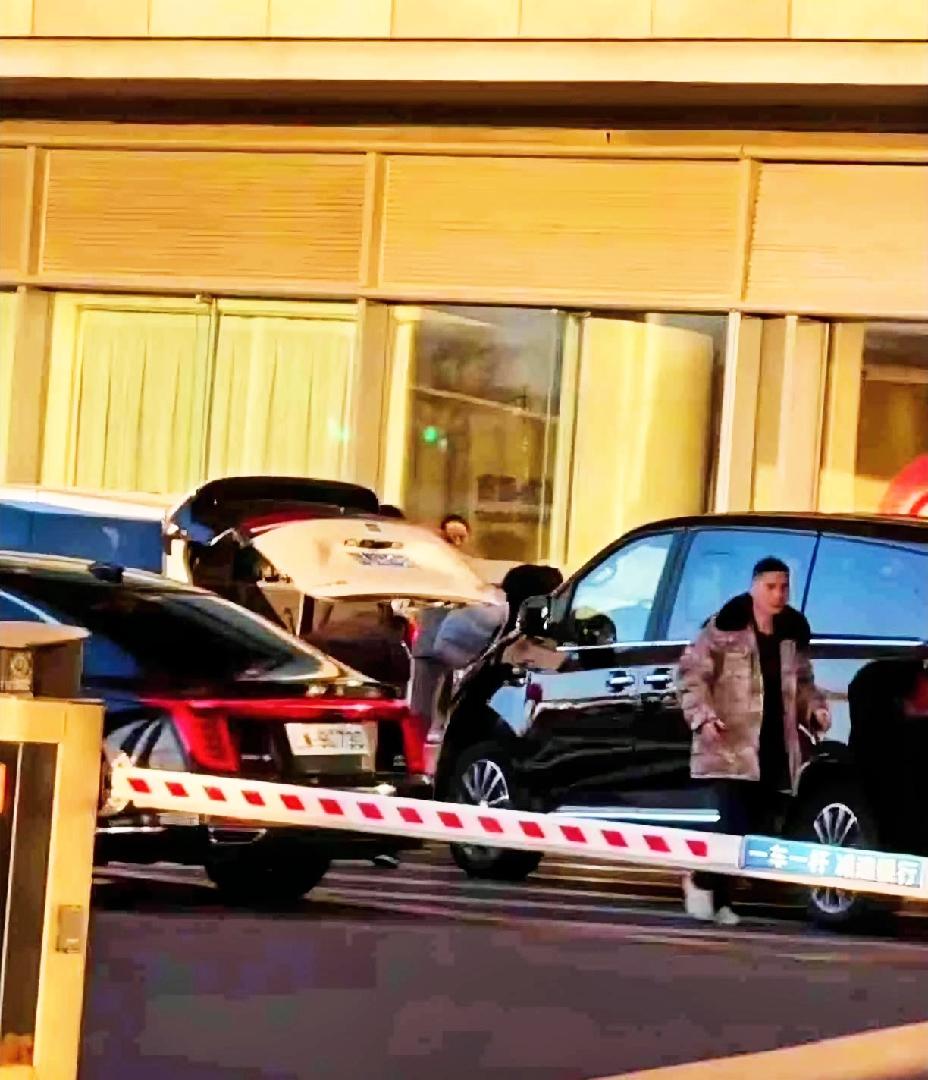 国乒出发亚洲杯，孙颖莎、王楚钦一前一后走VIP通道，虽然只是远远看到他们的身