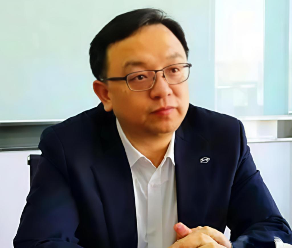 比亚迪创始人王传福，如今依然坚持每周雷打不动做一件事：拎着水果零食，溜达着去隔壁