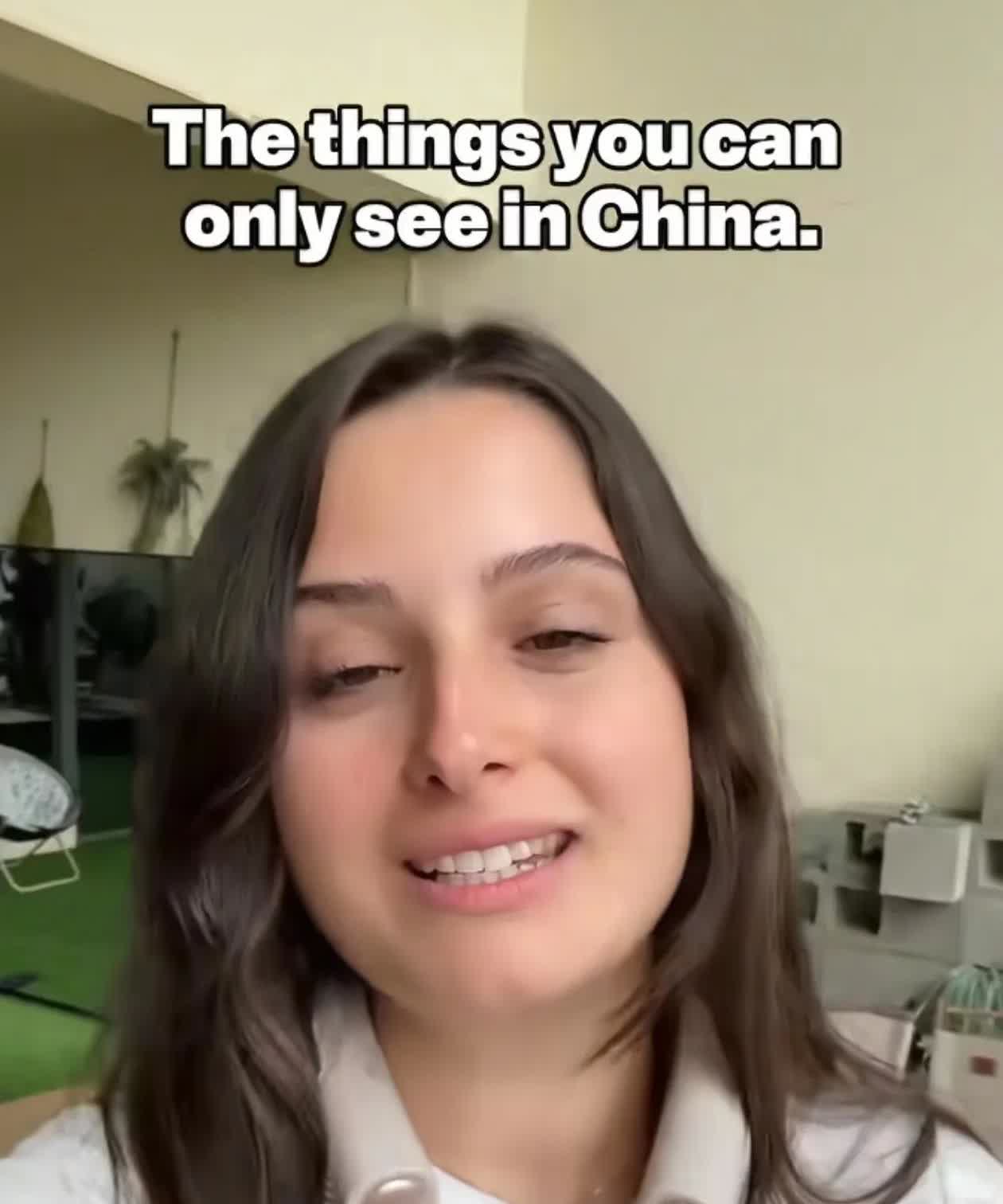 一位在中国旅行的外国博主在外网发了一条视频，标题是：“你只能在中国看到的，你在你