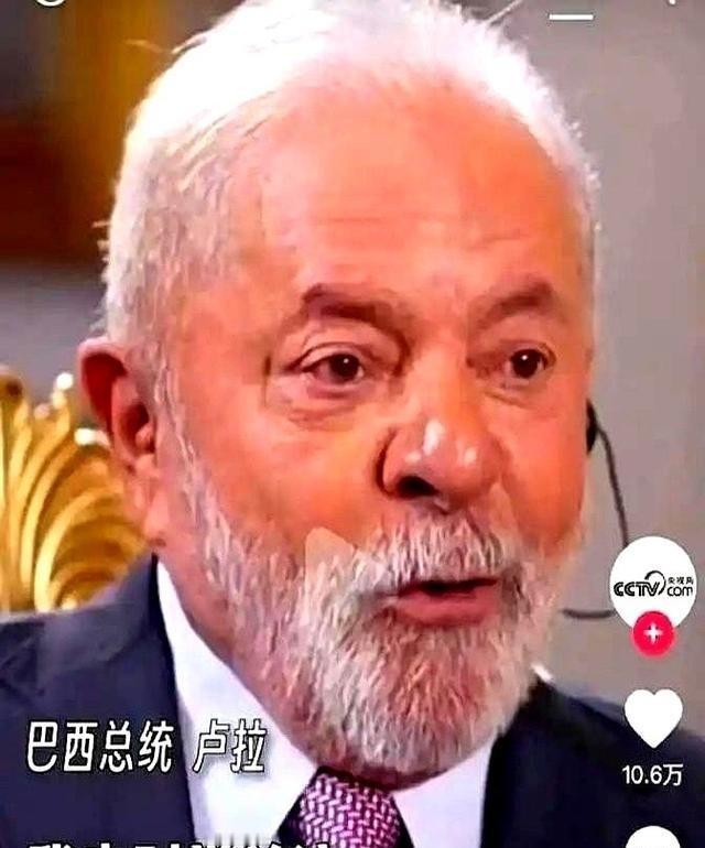 港口堆成山的豆子，没人要了。想象一下，美国中西部农场刚收完一季丰收大豆，本该欢