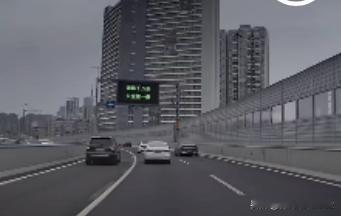 房地产和建筑圈最近经常刷到这样一个视频:如今城市的代驾圈里，好多都是以前的公司经