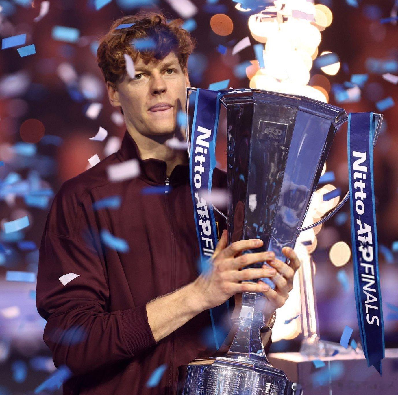 辛纳！2025年ATP年终总决赛冠军，卫冕成功！成为2004年费德勒后最年轻实现