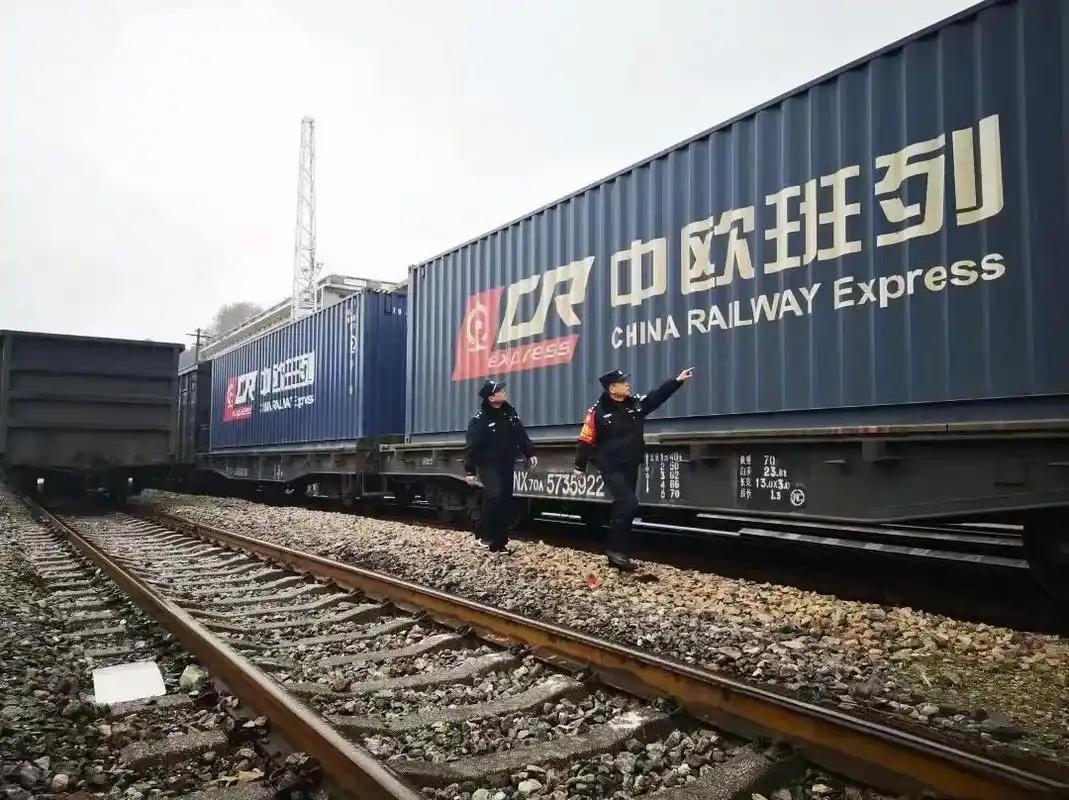 波兰不听话，美国就急了？中欧班列一天跑200多列，货轮堵在港口，火车照样穿山越