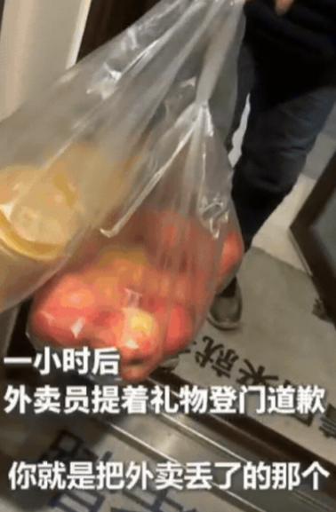 上人民日报了！武汉一女孩点了奶茶外卖，过了一会儿，突然收到外卖员留言，女孩还以为