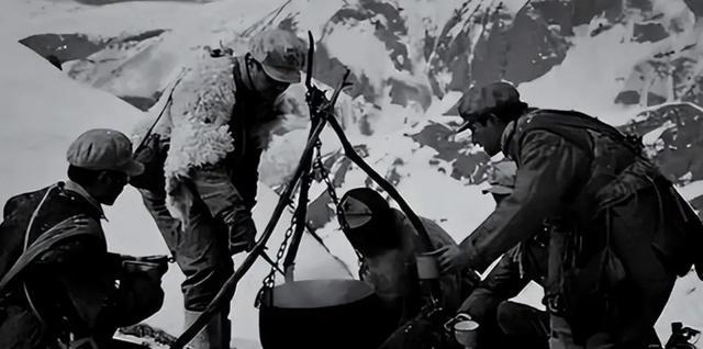 长征时朱德被炊事员指着鼻子骂“闲着没事干”，还被喝令去烧开水，总司令满脸锅灰的回