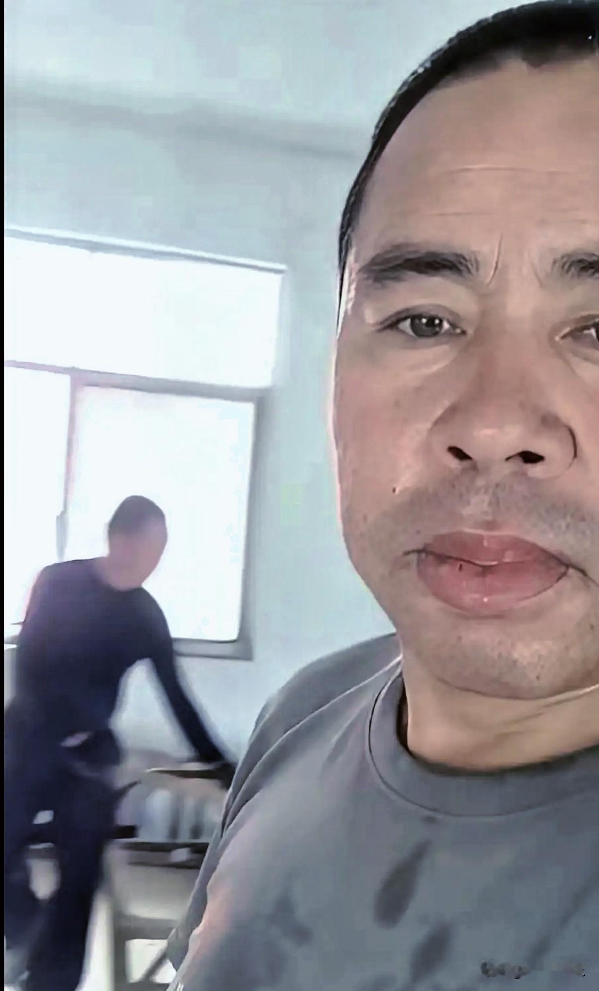 夏某刚现已被抓获，后续会回到村里进行指认现场。很多重大案件当事人到指认现场，往往