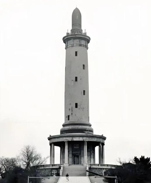 太蹊跷了！大连旅顺一座老塔刚传出要拆，日本立马跳脚，开口就讨“废料”，结果地基下