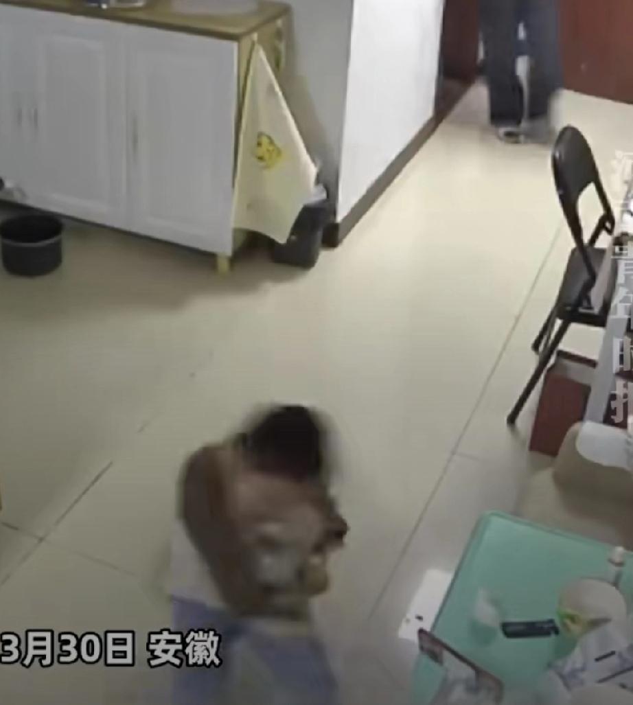 近日，安徽。女子把5岁的男孩放在床上，到卫生间打水给孩子洗漱。男孩患有罕见病，