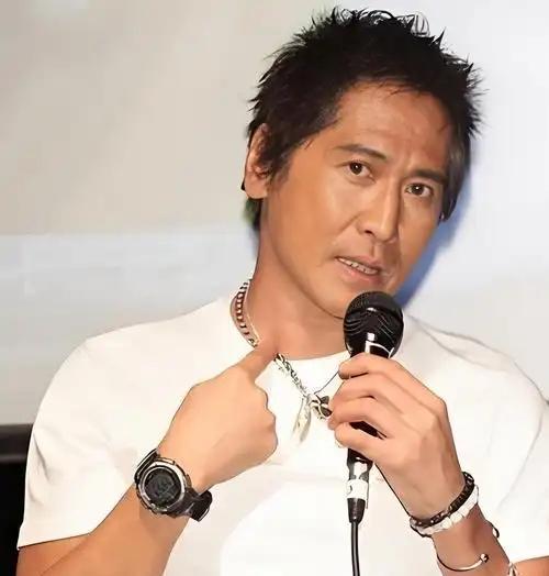 2003年，《金粉世家》剧组不同意让沙宝亮演唱《暗香》，想让齐秦唱，三宝却说：