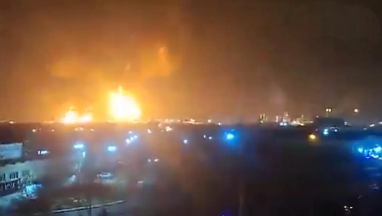 在美军对德黑兰炼油厂进行袭击后，伊朗昨天晚上进行了报复，当然是报复在美国的以爹身