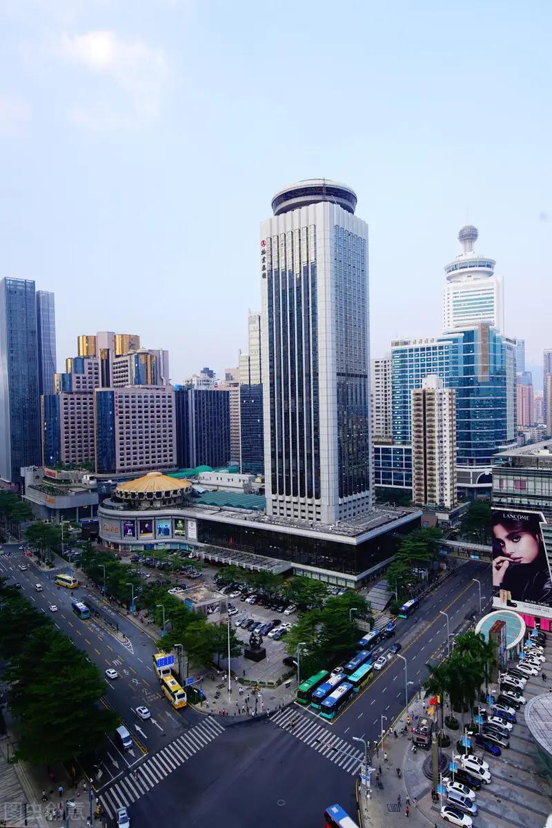 深圳国贸大厦，全名为深圳国际贸易中大厦。坐落于深圳市落湖区人民南路与嘉宾路交汇