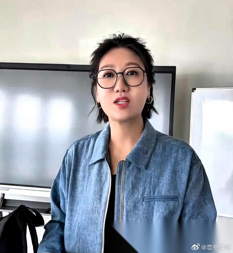 易立竞问完那句话，向佐沉默了。然后弹幕疯了。四个小时的采访，我拖着进度条看完的