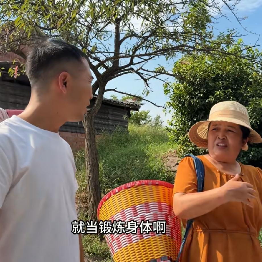 小陈和小梅他们是后组合的家庭，小陈和妻子离婚以后，带着儿子和爸爸妈妈住在一起，去