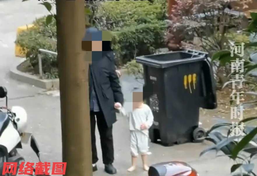 湖南有大爷在小区散步中看到赤脚孩童。此刻这名孩童不仅赤脚还穿着单薄秋衣独自在