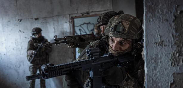 顿涅茨克红军城现在打得那叫一个魔幻,眼瞅着这片地方快被俄军啃完了,可乌媒却喊“这