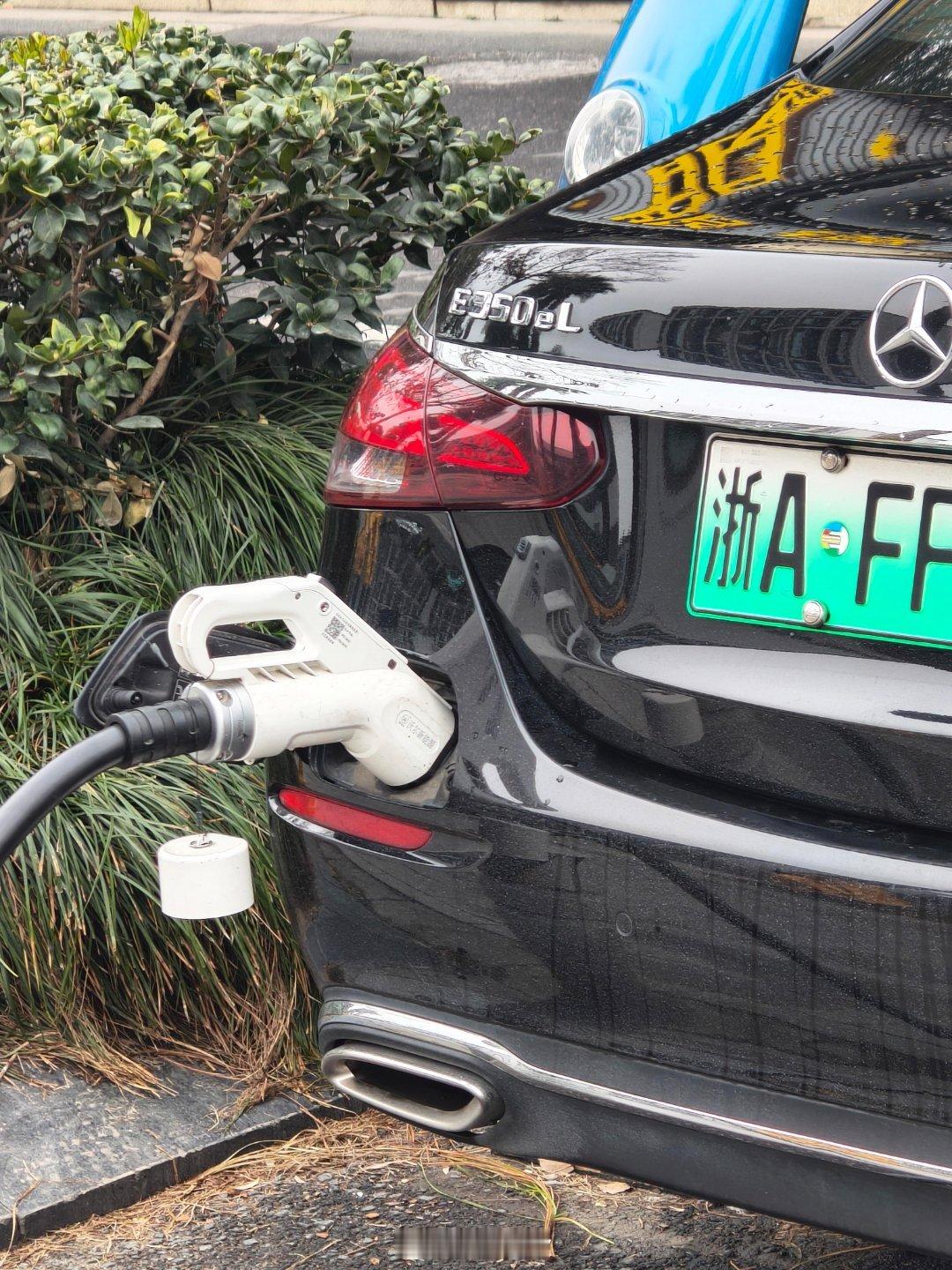 奔驰把充电口放在车屁股上，有好处也有坏处。好处是完全不怕充电枪的线不够长了，坏处