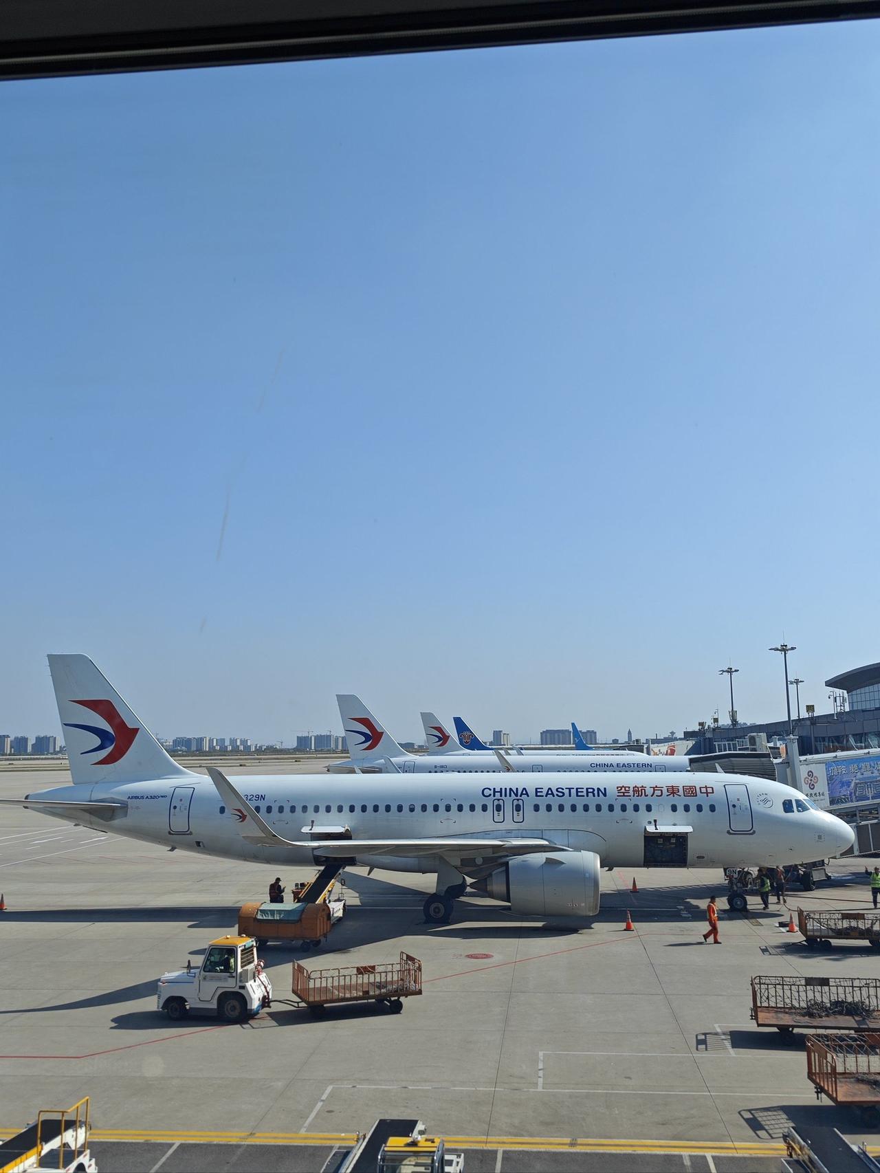 3月3日深夜，上海浦东机场到达厅挤满满脸疲惫的旅客。东航、阿联酋航空等多架飞往迪