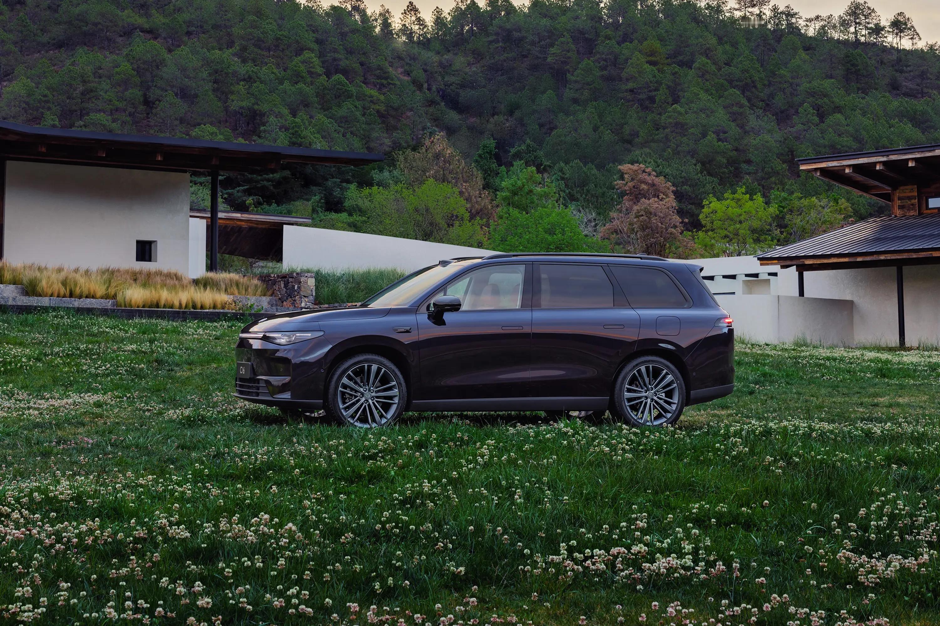 最近开零跑C16带全家跑了趟短途，真心觉得它太懂家庭需求了。六座布局坐着不挤，二