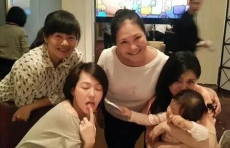 大s.一家就是标准的全女经济。都不挣钱，都依仗大s出钱养活。大s猛挖汪小菲的钱