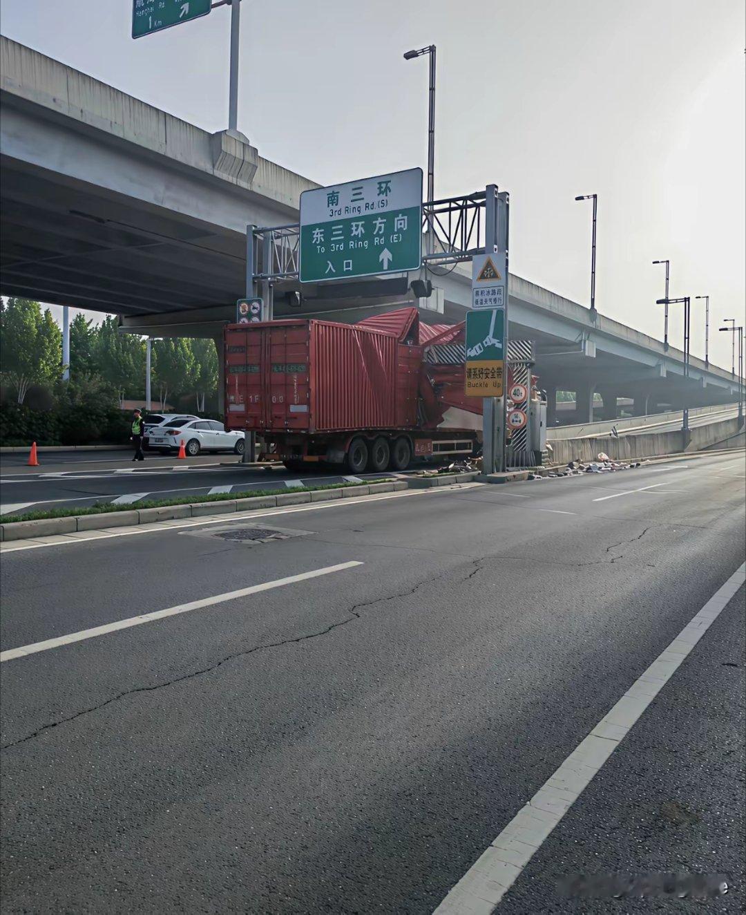 头一次见这么高烈度的超仿撞的限高杆