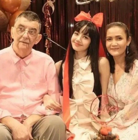 Lisa和爸妈的合影总能引发关注之前她和妈妈、继父过生日时的照片曝光，画面超温