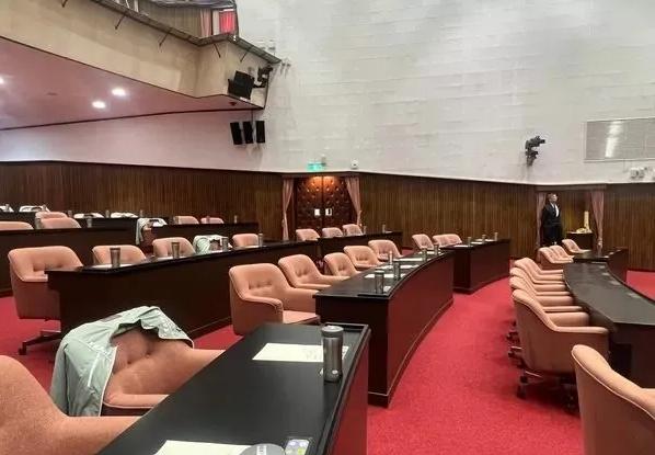 吴思瑶释出现场照大酸，“蓝白要赖清德到立院列席，结果议场白8席空荡荡，蓝54席现