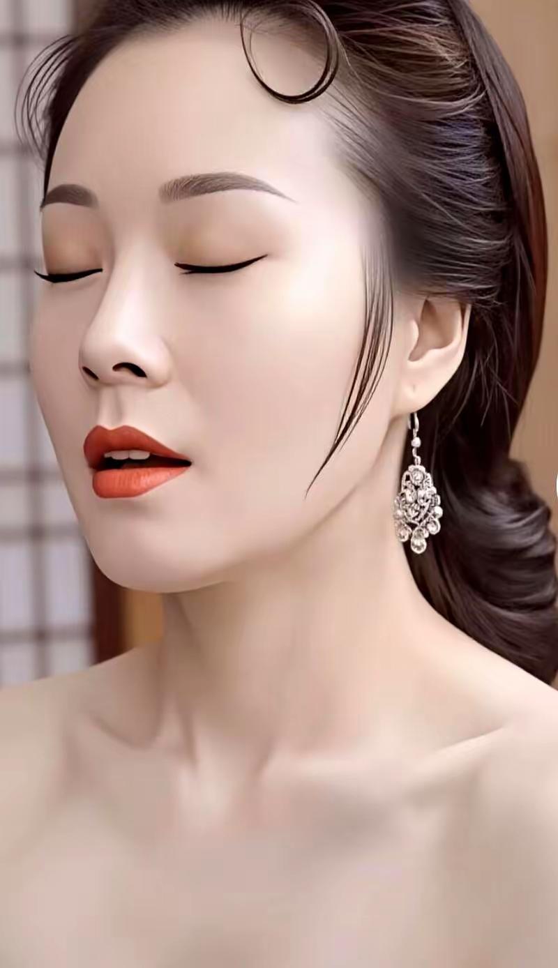 金庸女侠中，人气最旺的我认为当属黄蓉。《射雕英雄传》中时的古灵精怪，《神雕侠侣