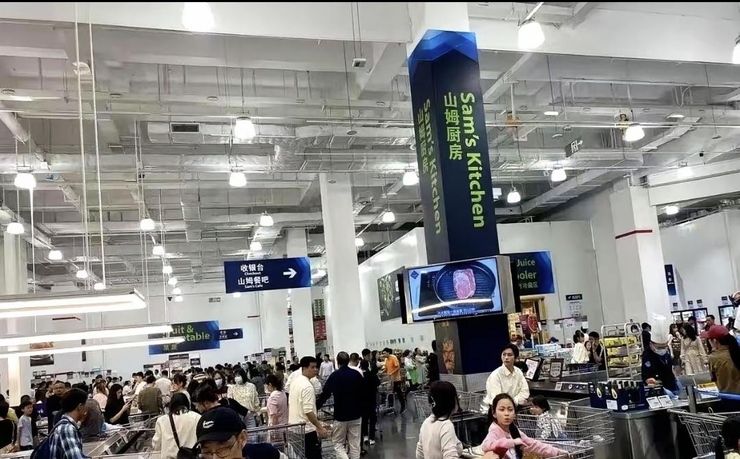 前两天陪我妈去山姆，她掏卡时被门口保安笑着拦住：“阿姨，您这卡是别人送的吧？”我